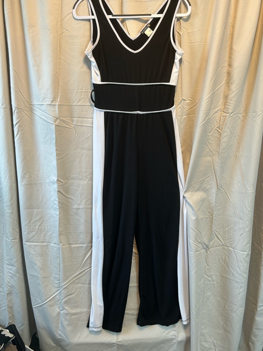 VENUS Black and White V‑Neck Sleeveless Jumpsuit
